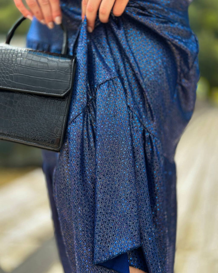 Рокля от блестяща материя с волани