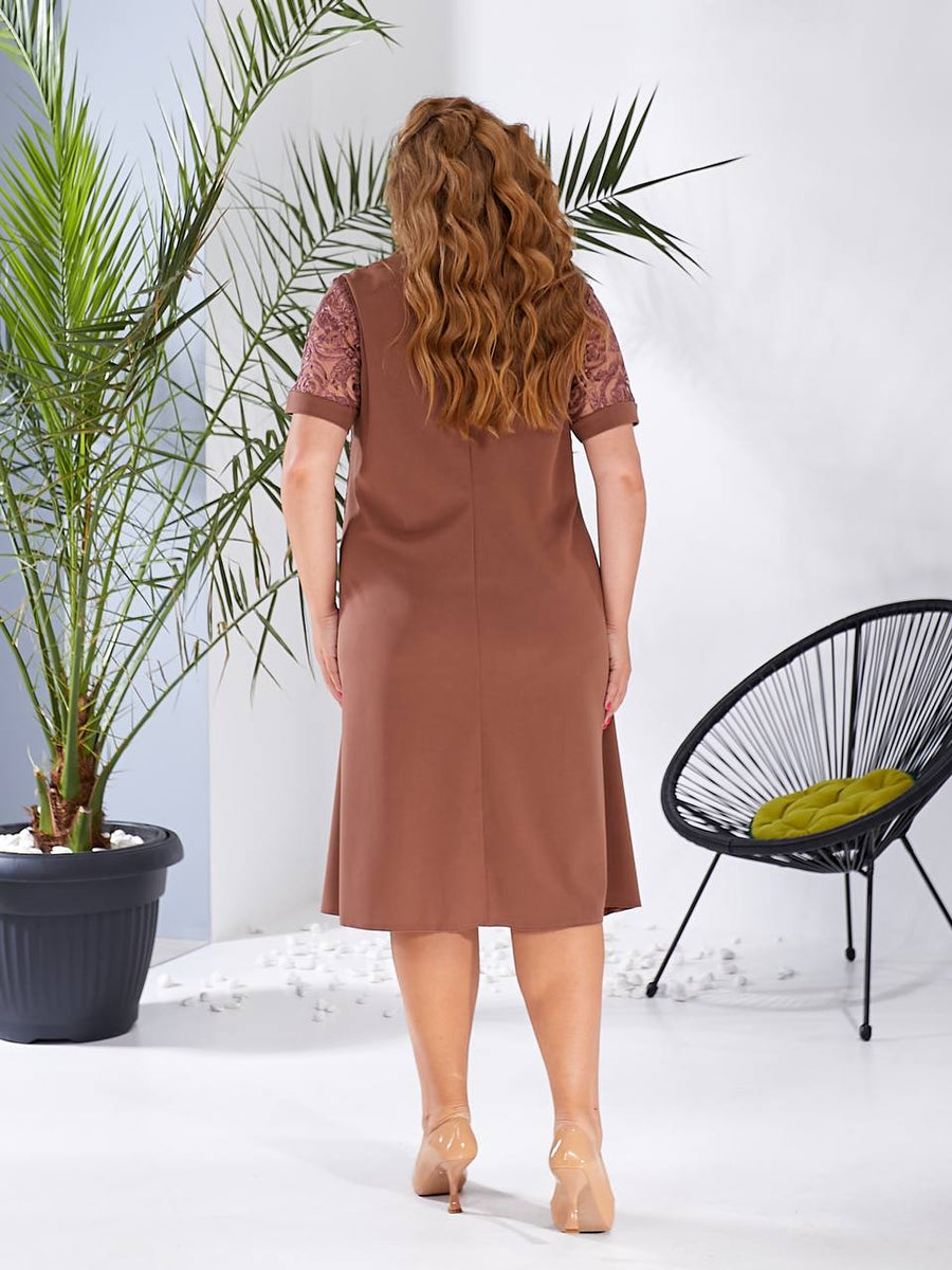 Рокля в свободна кройка с бродерия