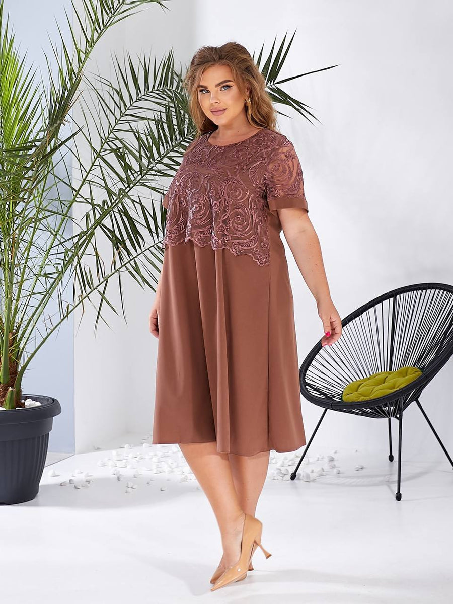 Рокля в свободна кройка с бродерия