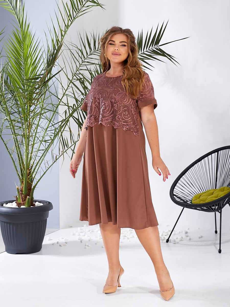 Рокля в свободна кройка с бродерия