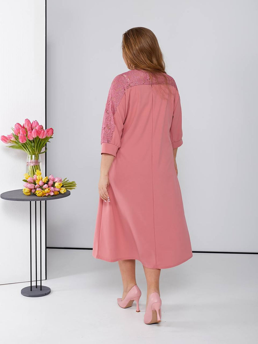 Рокля в свободна кройка с дантела