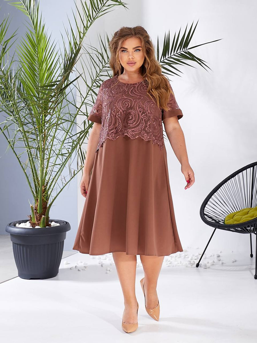 Рокля в свободна кройка с бродерия