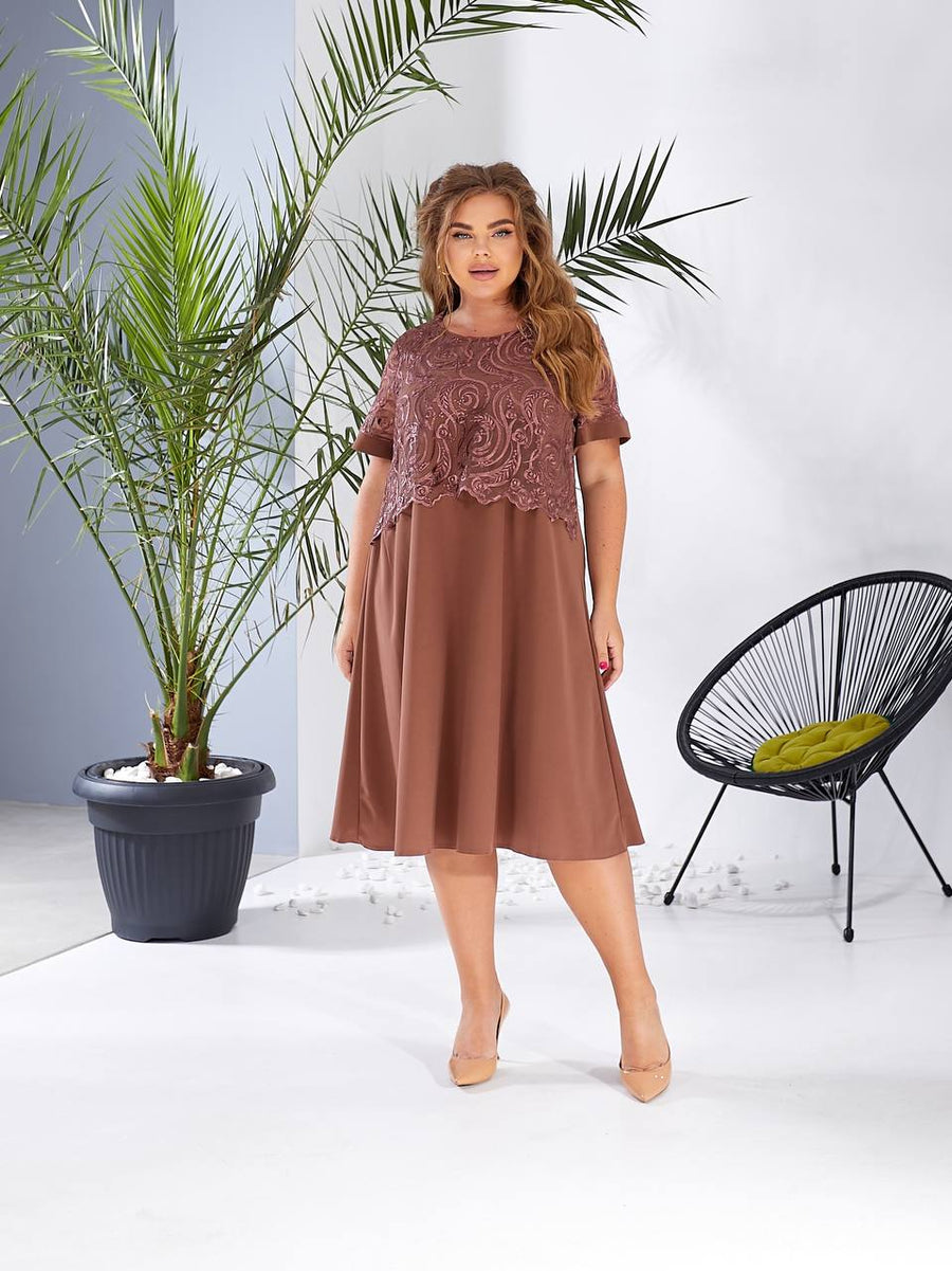 Рокля в свободна кройка с бродерия