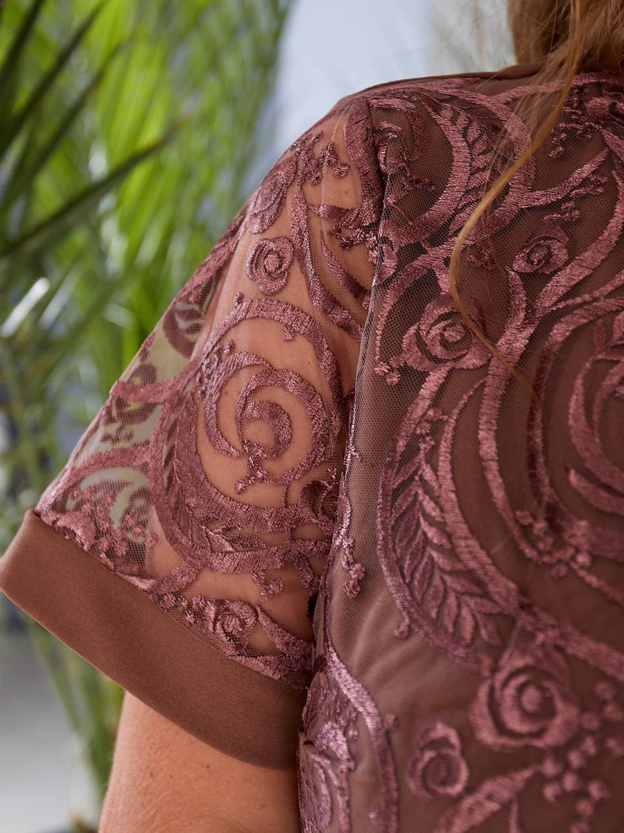 Рокля в свободна кройка с бродерия