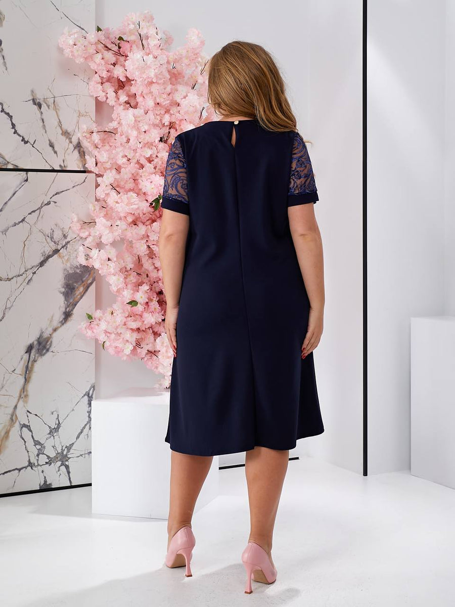 Рокля в свободна кройка с бродерия