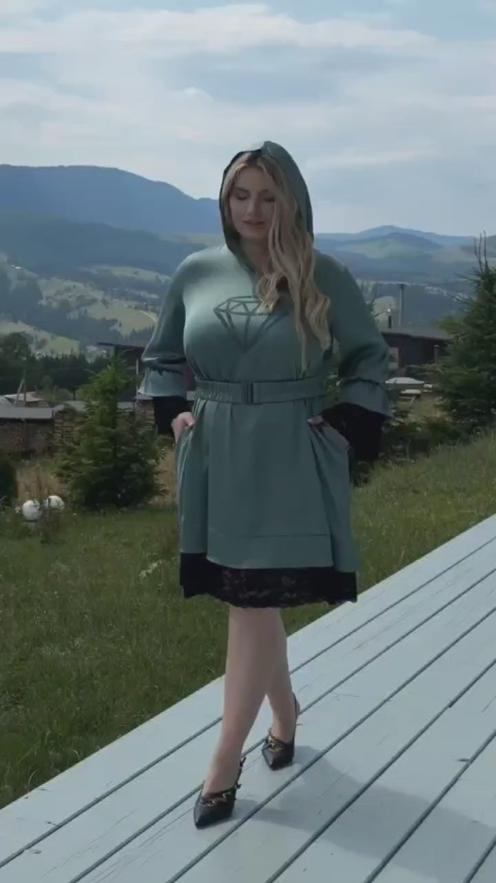 Къса рокля с дантела и камъни