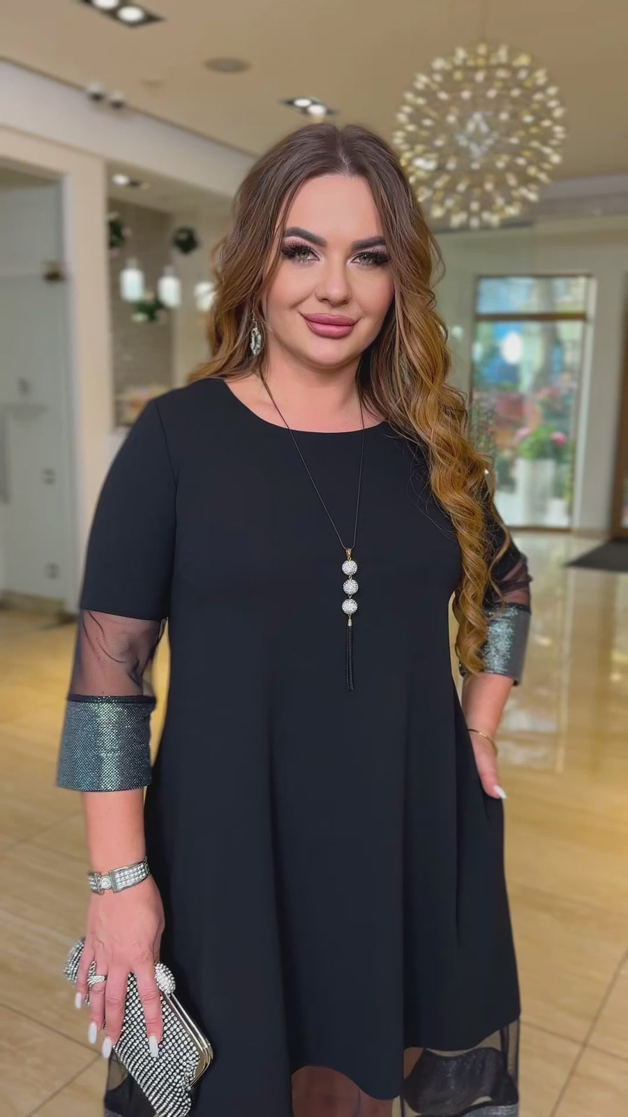 Рокля с блестящи акценти