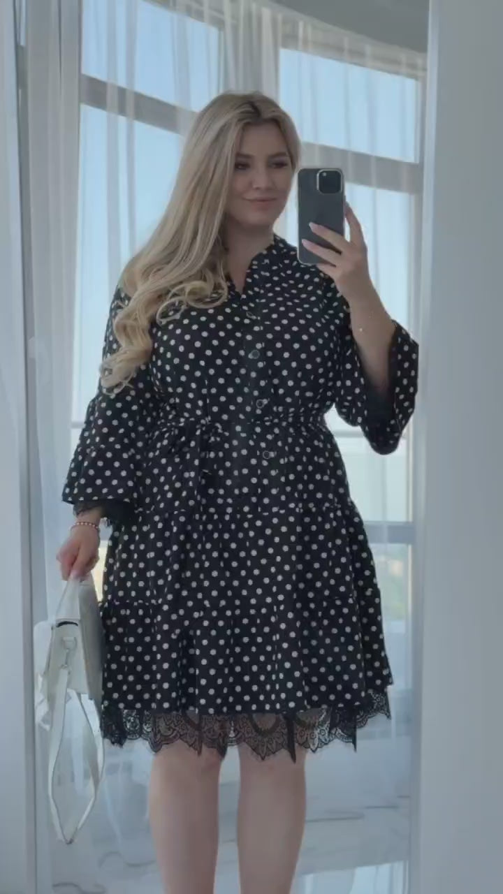 Къса рокля с дантела