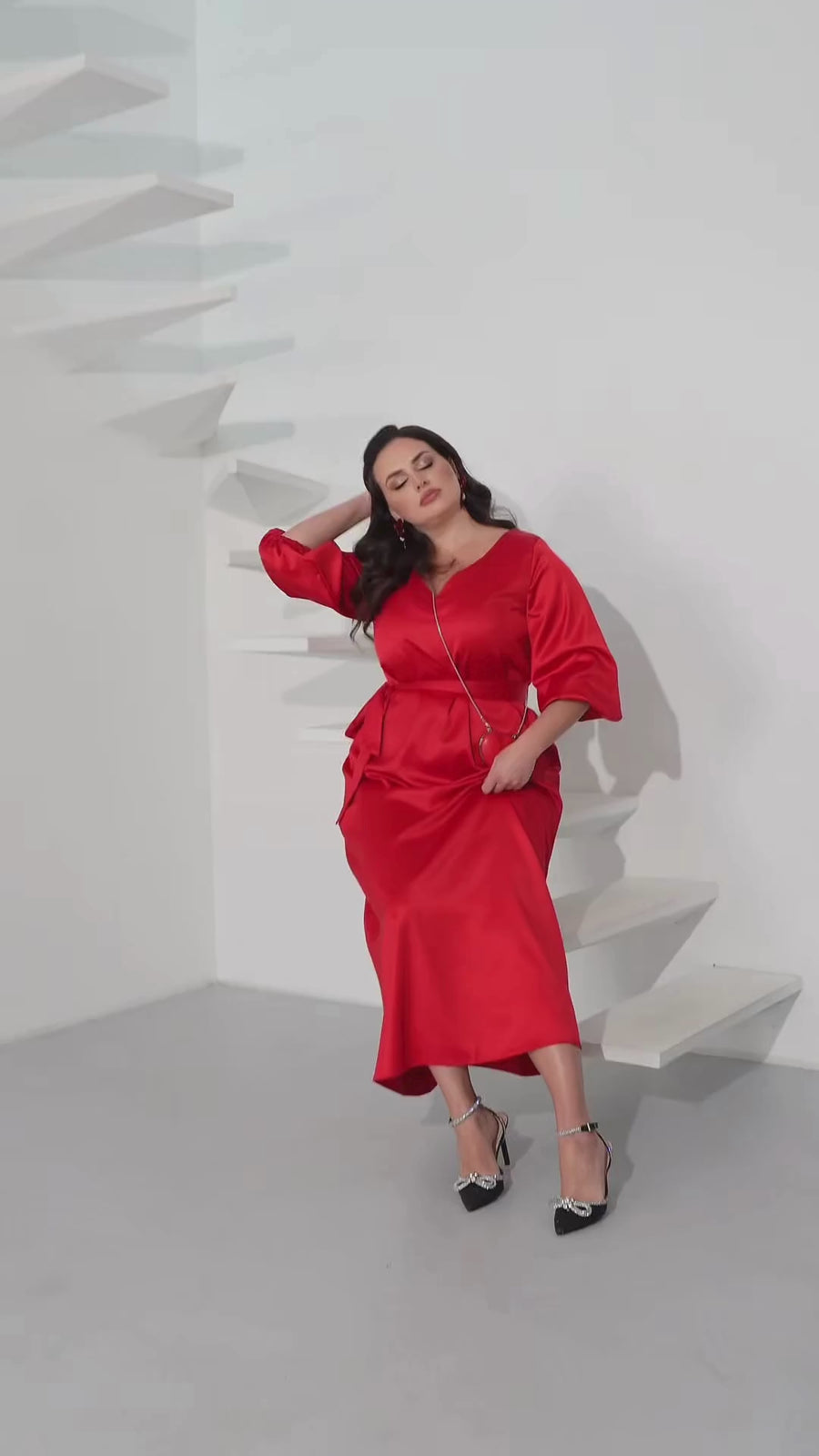 Дълга сатенена рокля