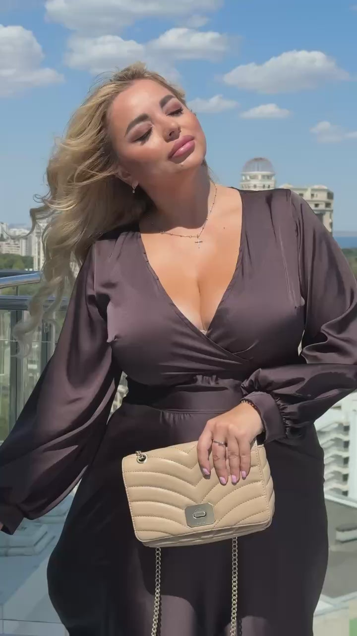 Дълга рокля с деколте
