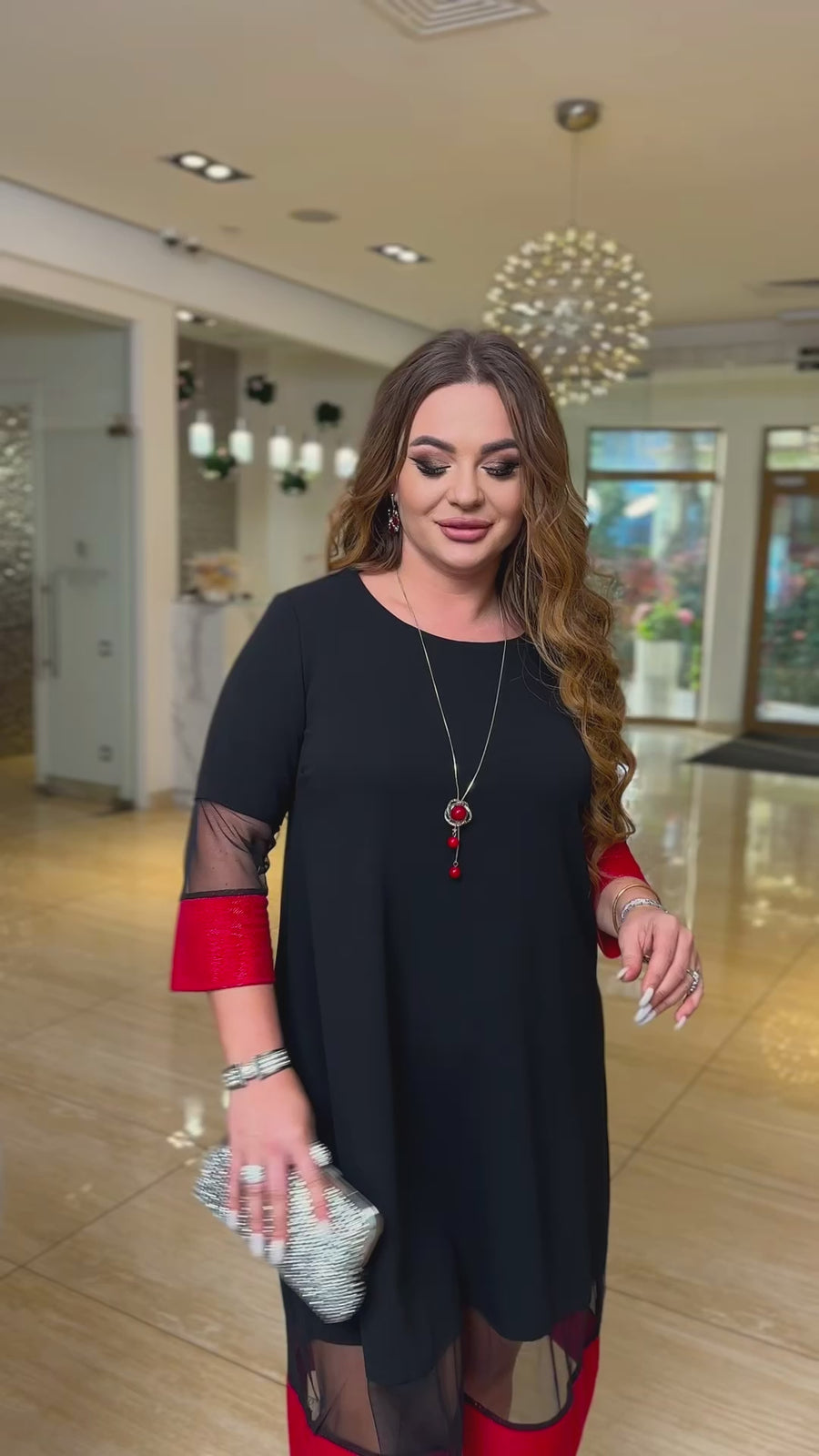 Рокля с блестящи акценти