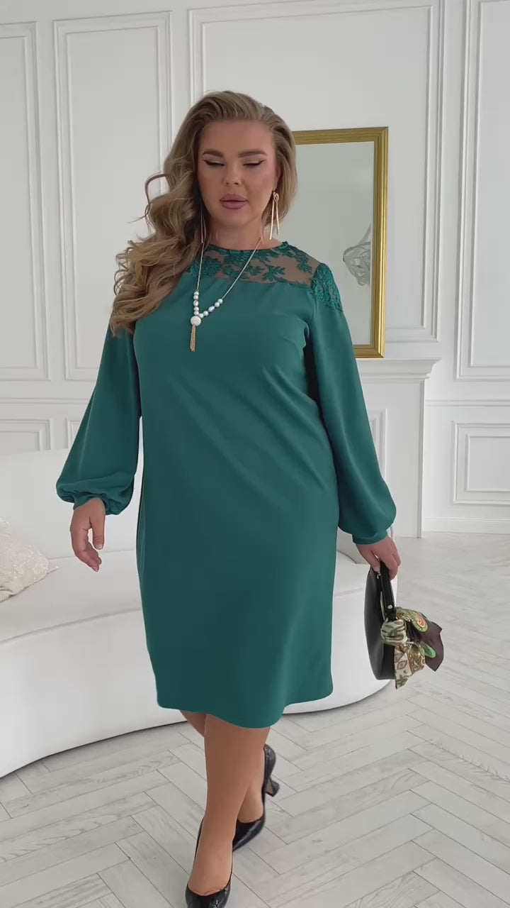 Вталена рокля с дантела