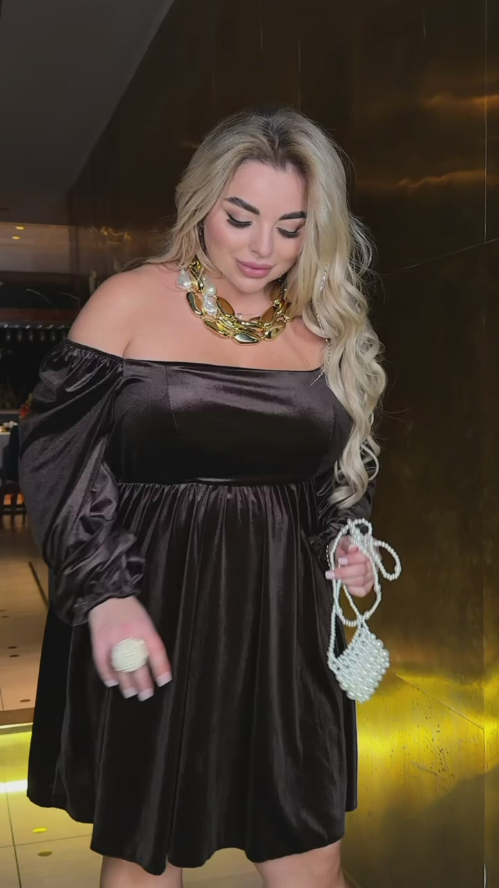 Къса кадифена рокля