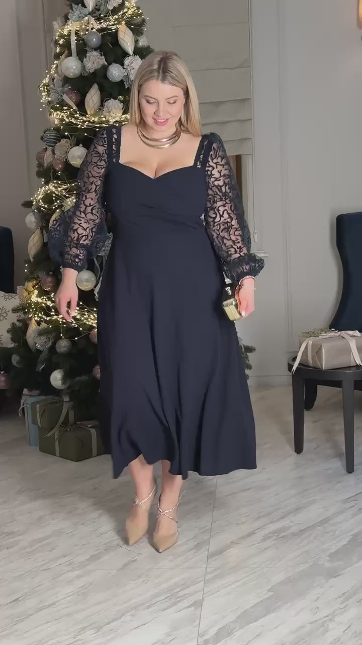 Разкроена рокля с ръкави от тюл с флок