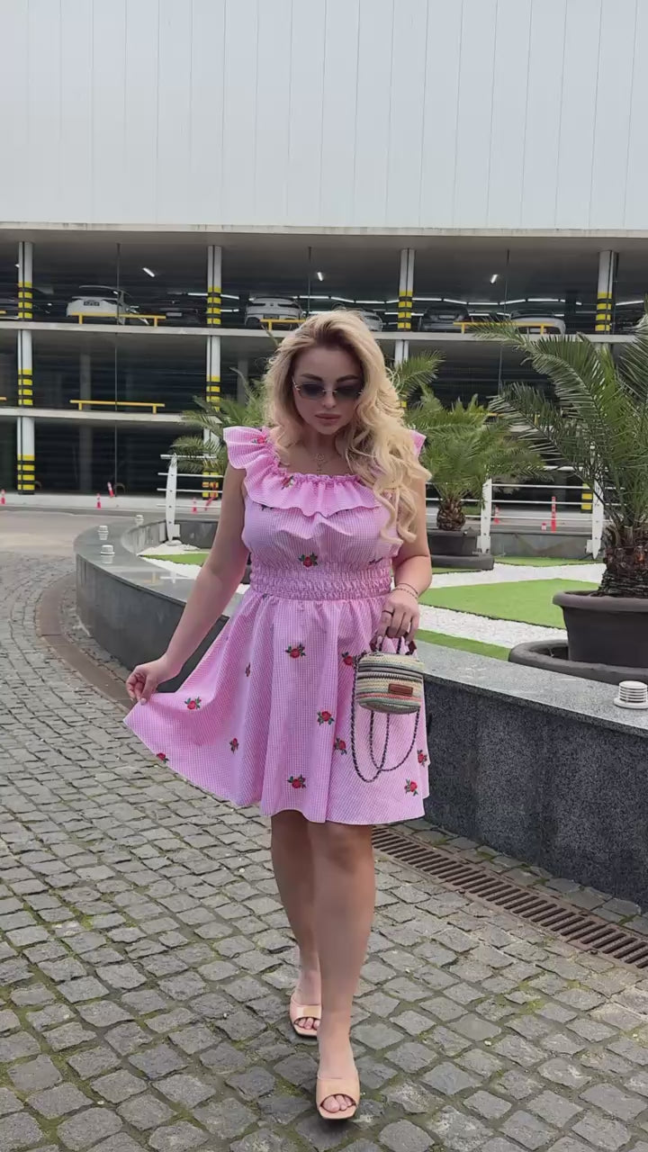 Къса рокля от памук с волани