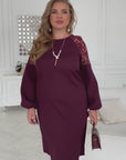 Вталена рокля декорирана с бродерия