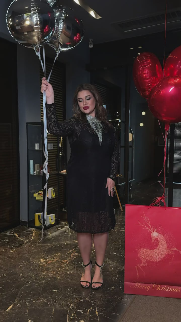 Дантелена рокля под коляното